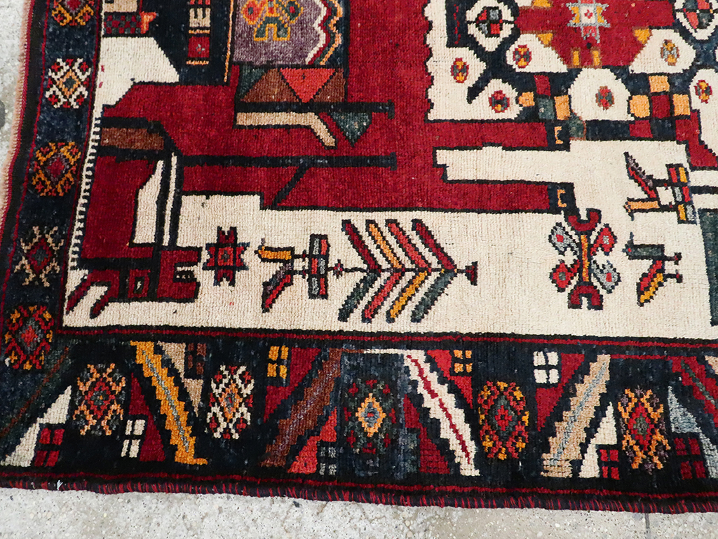 Vintage Persian Pictorial Bakhtiari Accent Rug, No.29173 - Gsblank