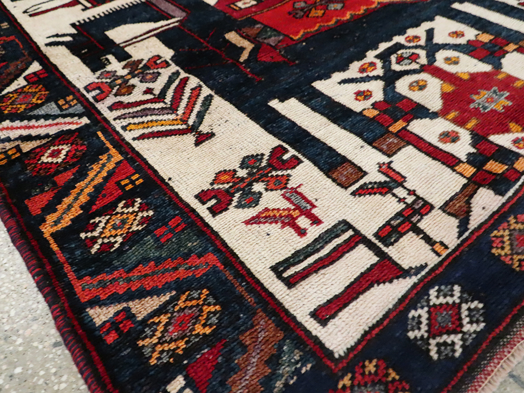 Vintage Persian Pictorial Bakhtiari Accent Rug, No.29173 - Gsblank