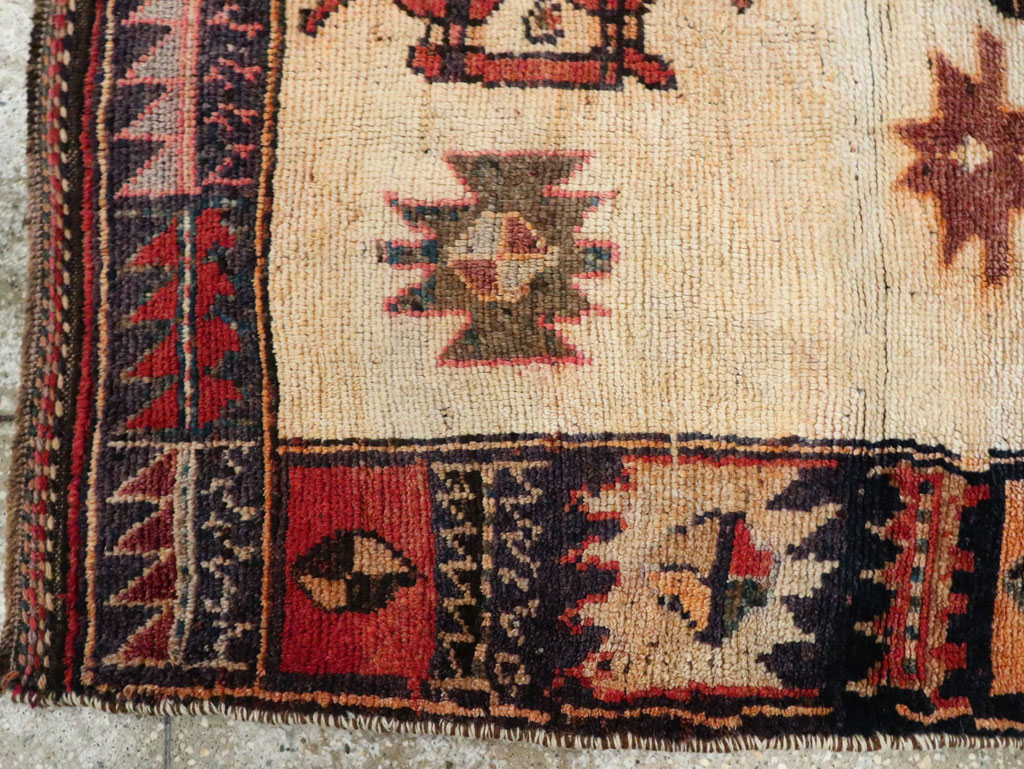 Vintage Persian Pictorial Bakhtiari Rug, No.29175 - Gsblank