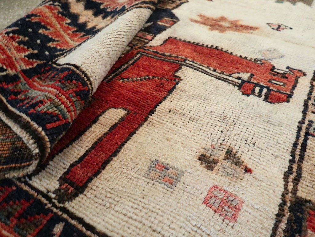 Vintage Persian Pictorial Bakhtiari Rug, No.29175 - Gsblank