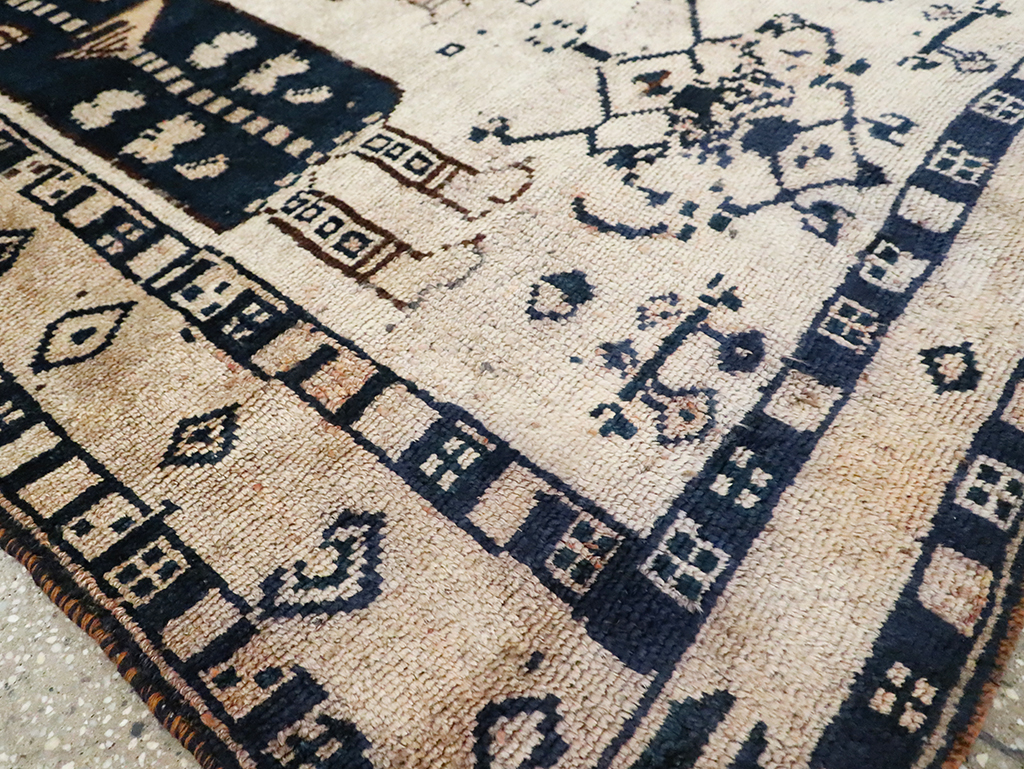 Vintage Persian Bakhtiari Pictorial Rug, No.29177 - Gsblank