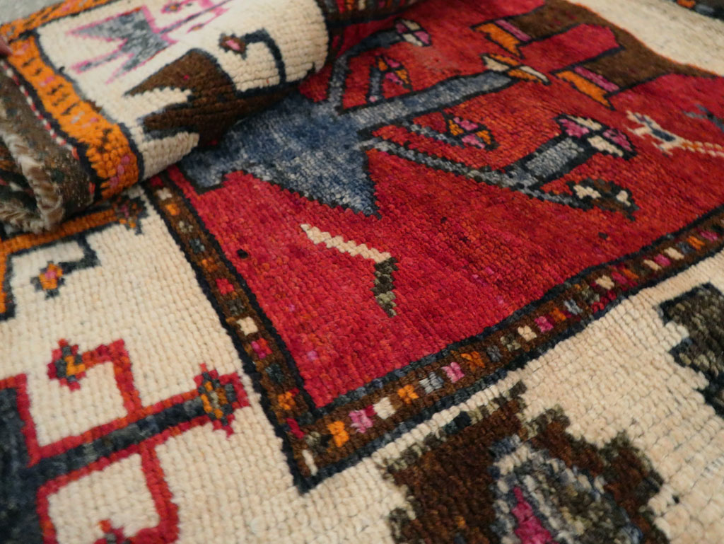 Vintage Persian Pictorial Bakhtiari Rug, No.29188 - Gsblank