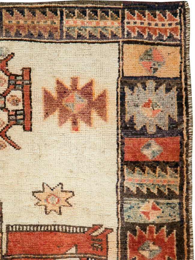 Vintage Persian Pictorial Bakhtiari Rug, No.29508 - Gsblank