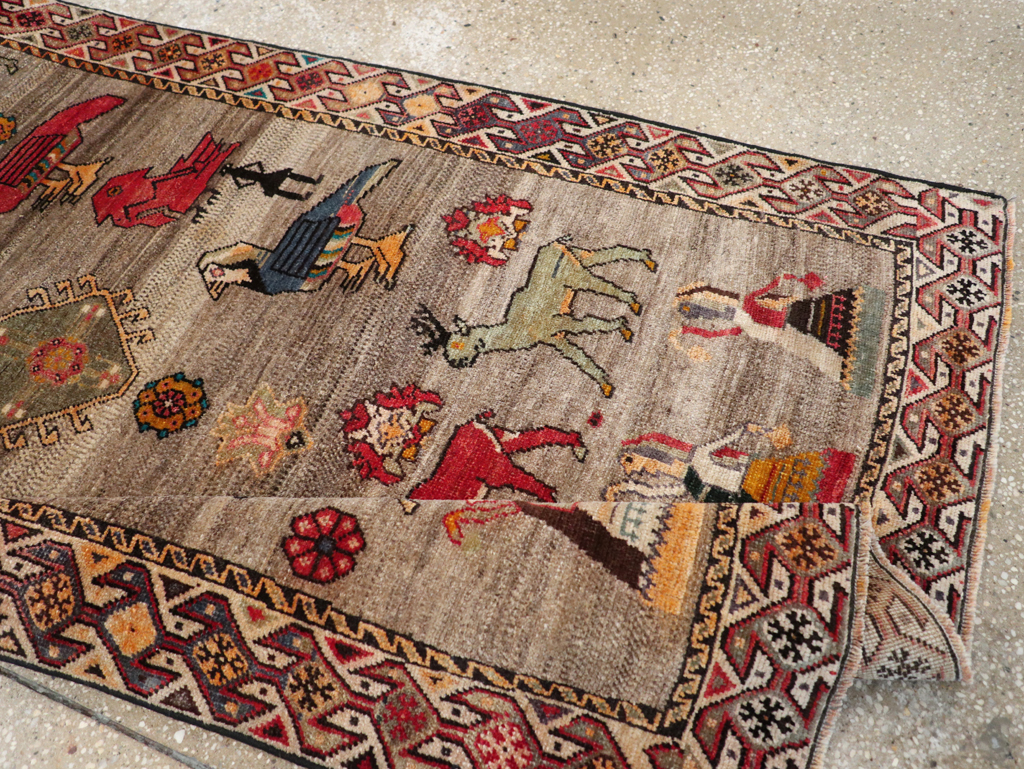 Vintage Persian Pictorial Shiraz Rug, No.29605 - Gsblank