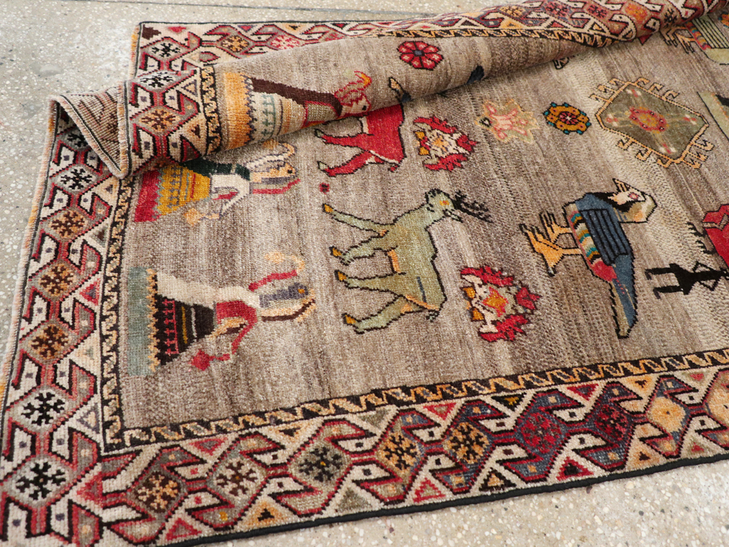 Vintage Persian Pictorial Shiraz Rug, No.29605 - Gsblank