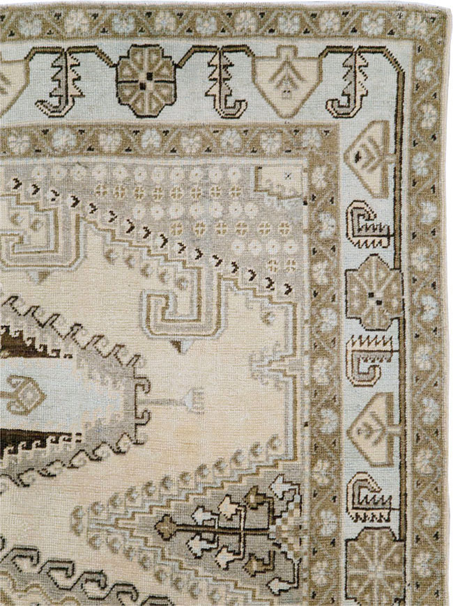 Vintage Persian Veece Accent Carpet, No.29839 - Gsblank