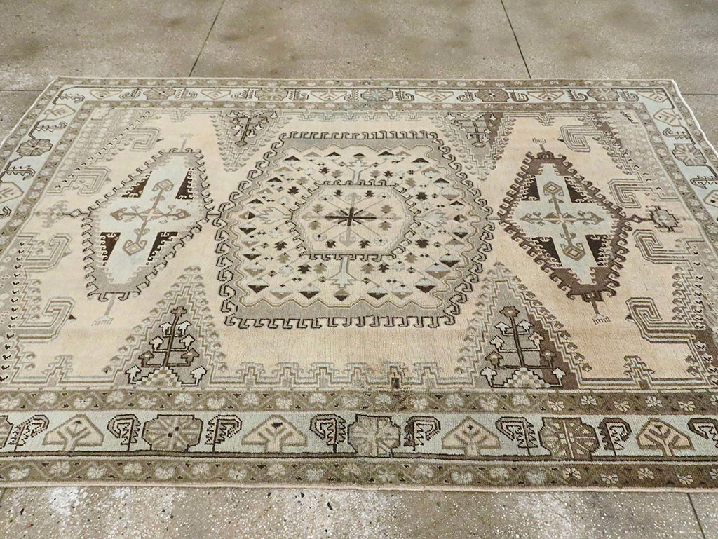 Vintage Persian Veece Accent Carpet, No.29839 - Gsblank