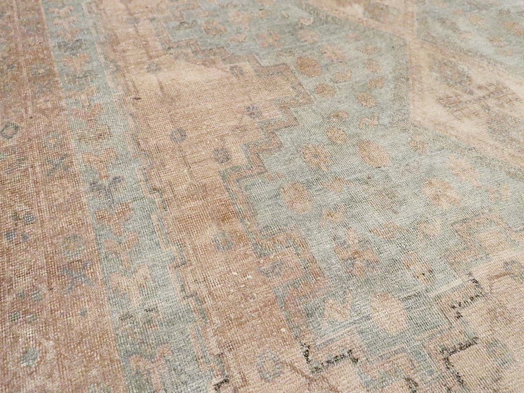 Vintage Persian Shiraz Accent Rug, No.29873 - Gsblank