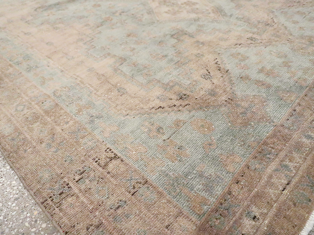 Vintage Persian Shiraz Accent Rug, No.29873 - Gsblank