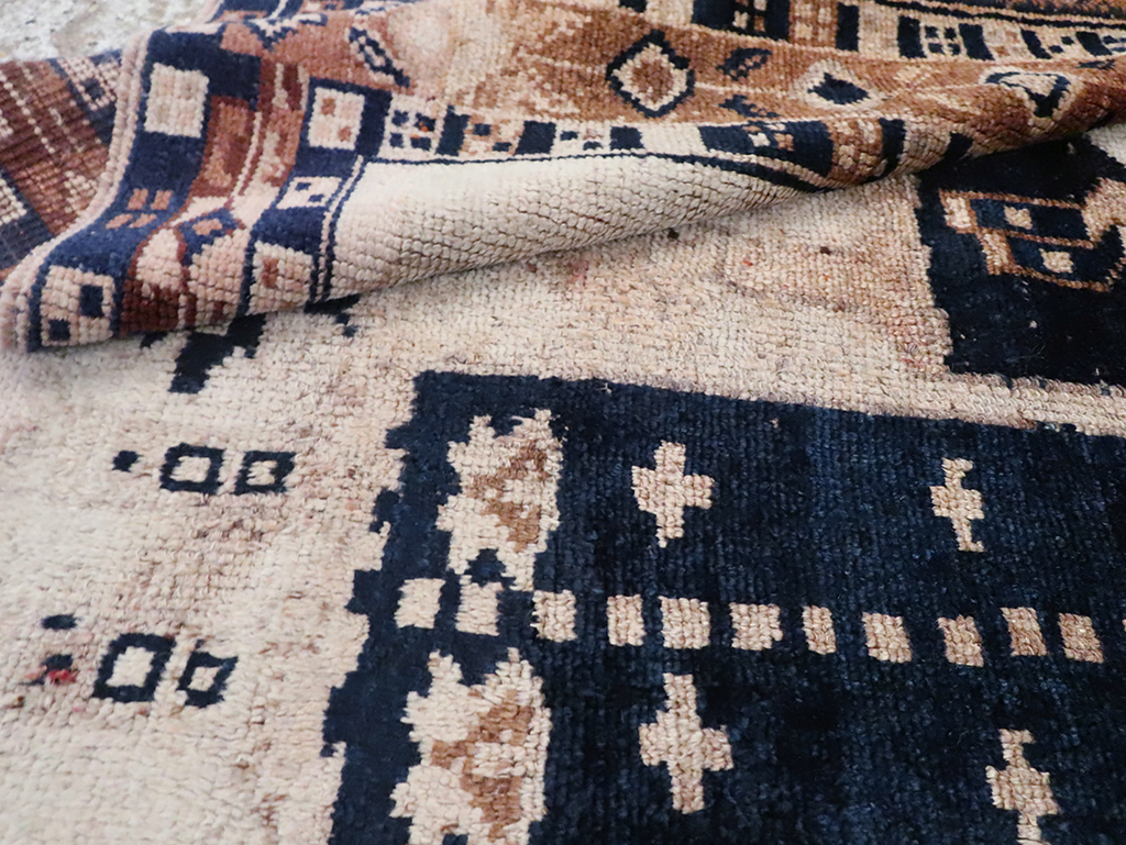 Vintage Persian Bakhtiari Rug, No.30032 - Gsblank