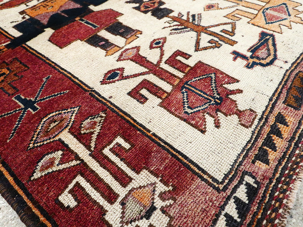 Vintage Persian Pictorial Bakhtiari Accent Rug, No.30036 - Gsblank