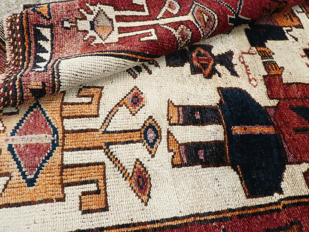 Vintage Persian Pictorial Bakhtiari Accent Rug, No.30036 - Gsblank