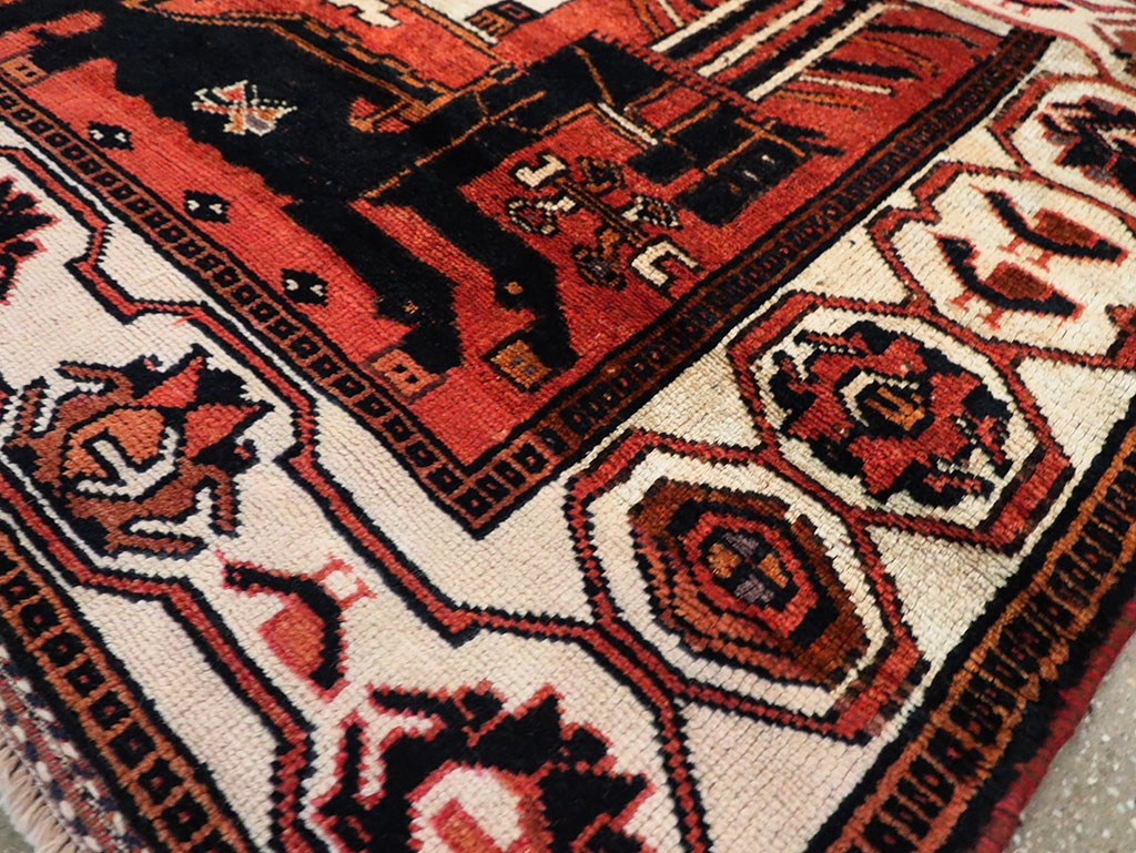 Vintage Persian Pictorial Bakhtiari Accent Rug, No.30144 - Gsblank