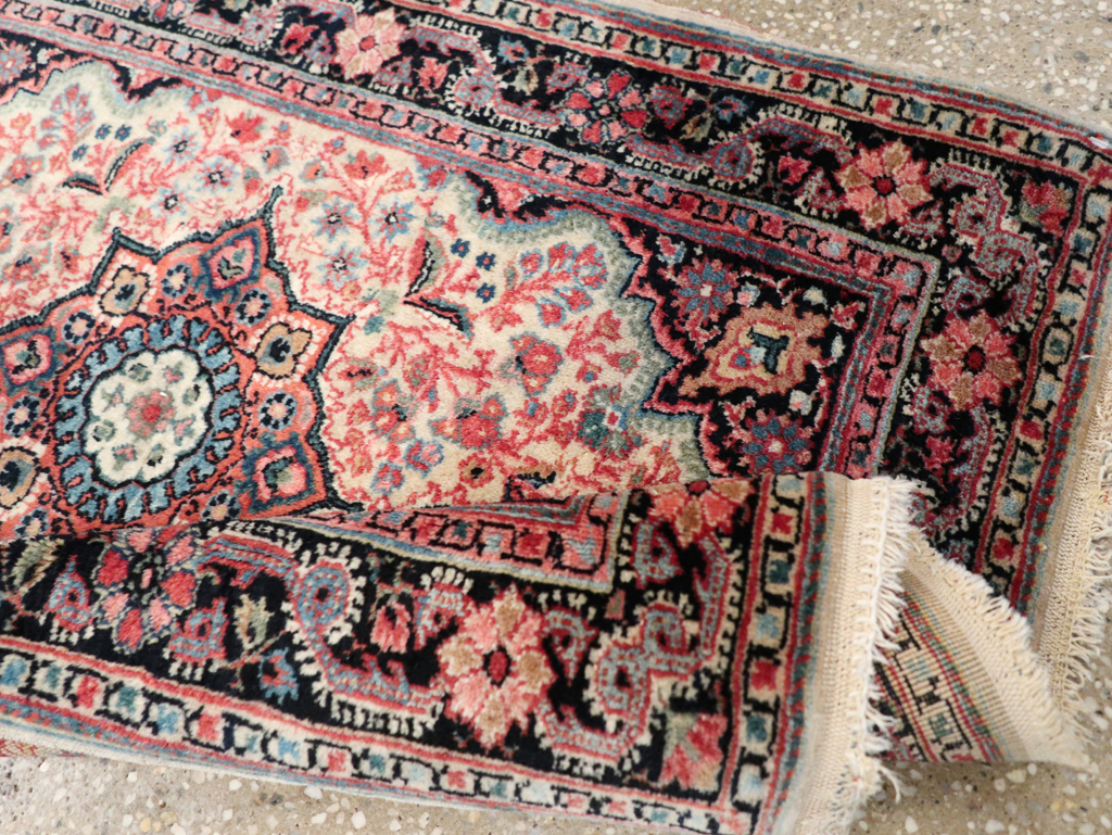 Vintage Persian Sarouk Throw Rug, No.31025 - Gsblank