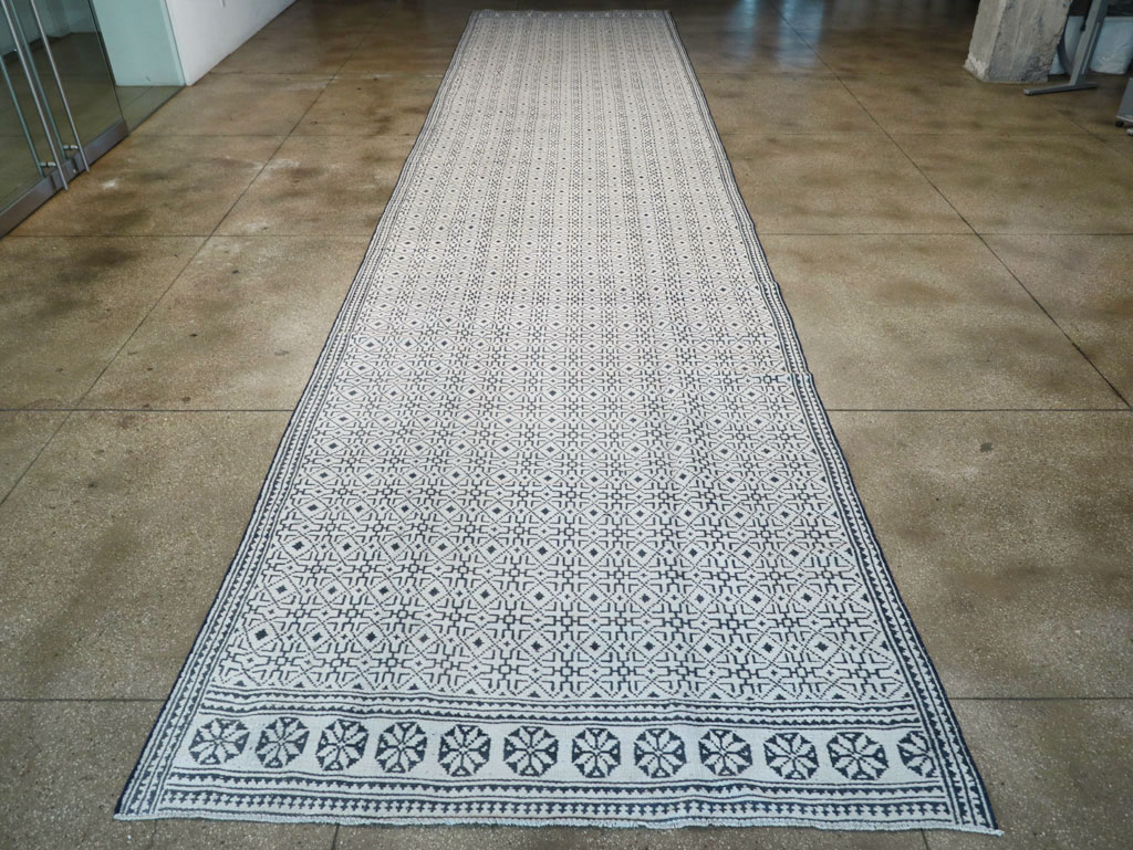 Vintage Persian Flatweave Long and Narrow Gallery Carpet, No.31554 - Gsblank