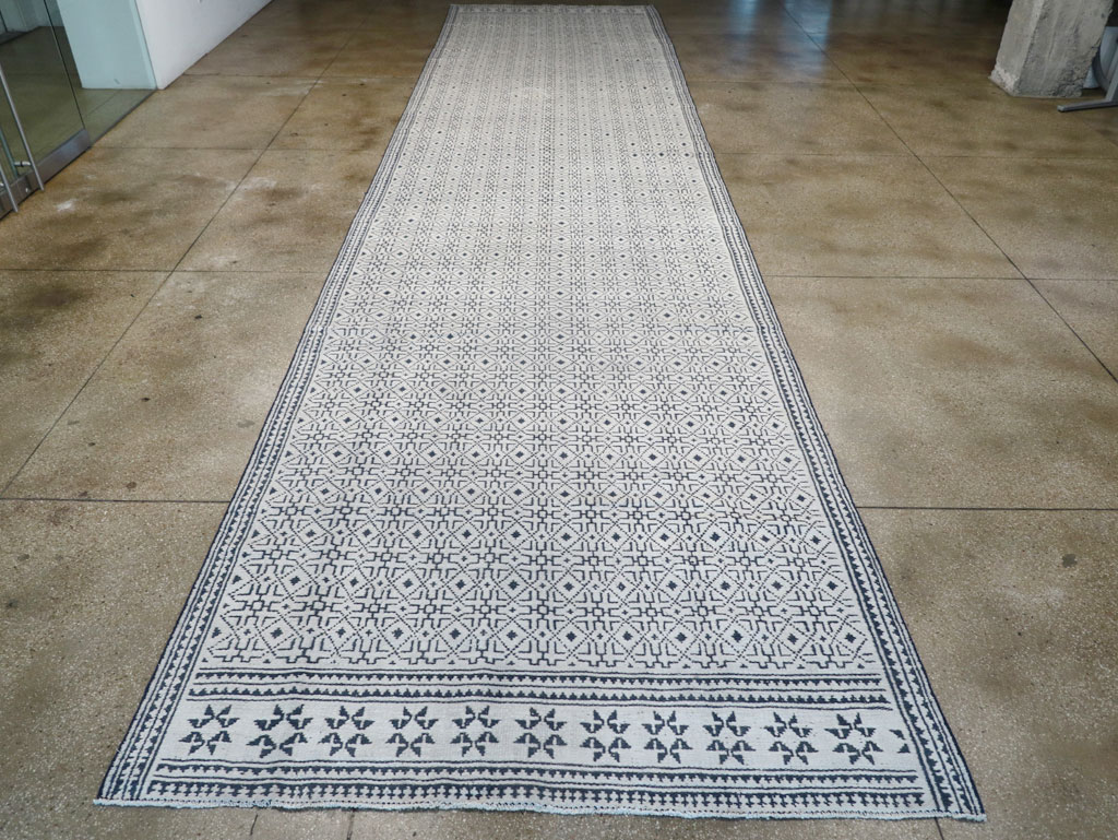 Vintage Persian Flatweave Long and Narrow Gallery Carpet, No.31557 - Gsblank