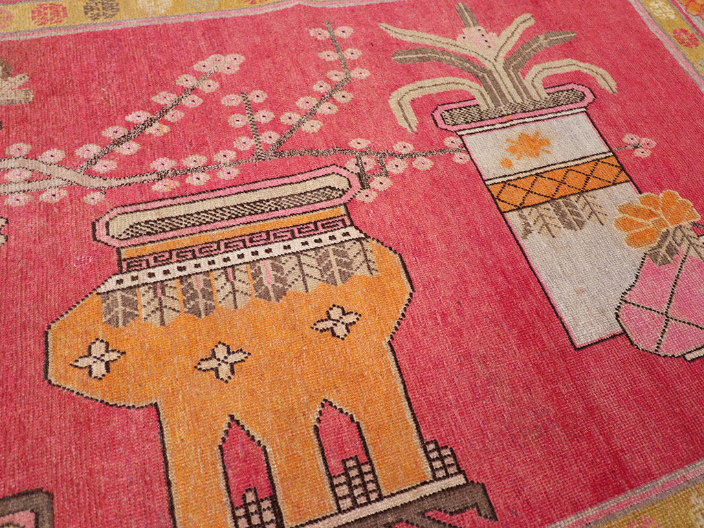 Antique East Turkestan Pictorial Vase Khotan Accent Rug, No.31882 - Gsblank