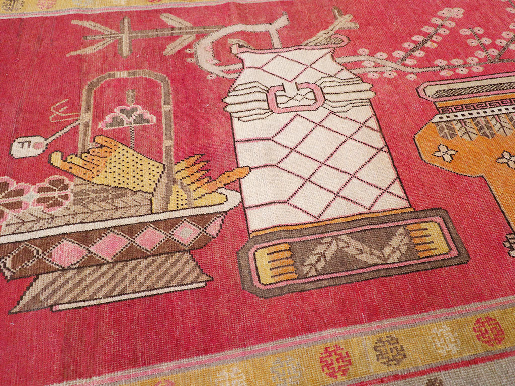 Antique East Turkestan Pictorial Vase Khotan Accent Rug, No.31882 - Gsblank