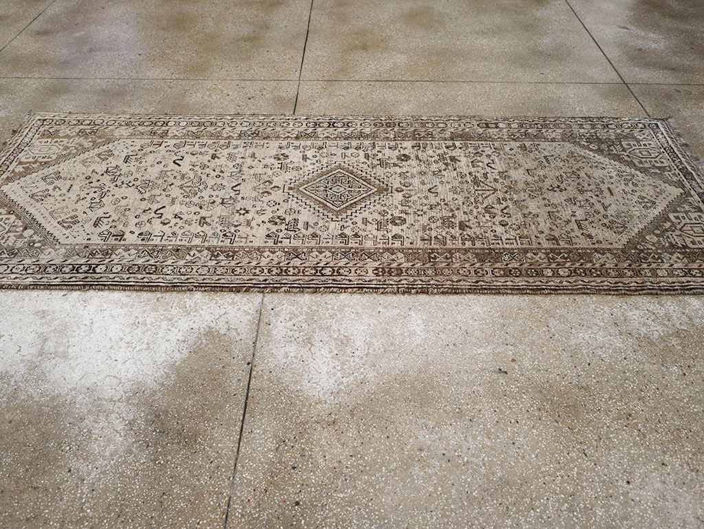 Vintage Persian Shiraz Gallery Rug, No.32231 - Gsblank