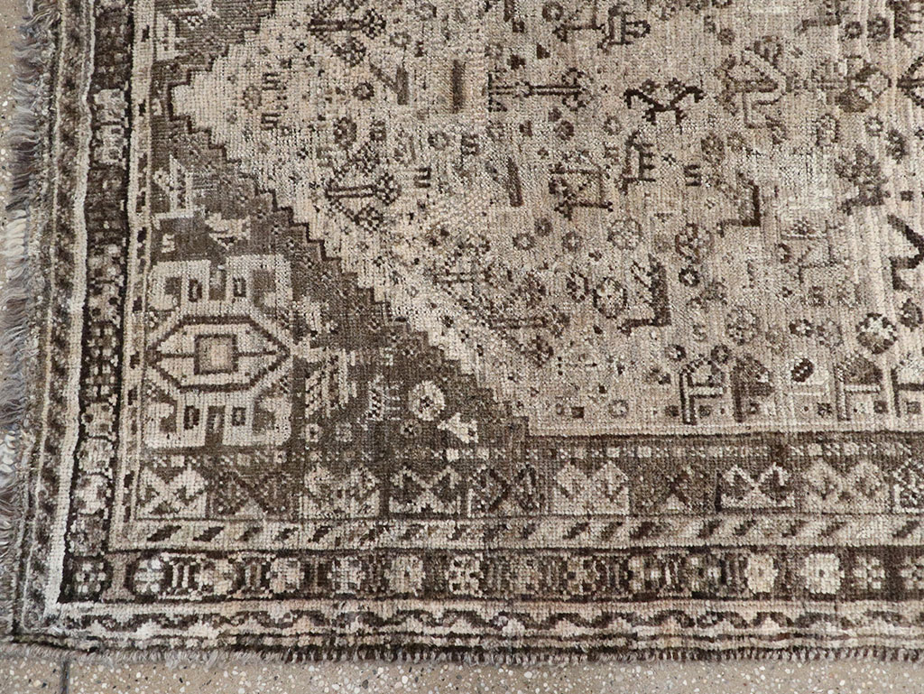 Vintage Persian Shiraz Gallery Rug, No.32231 - Gsblank