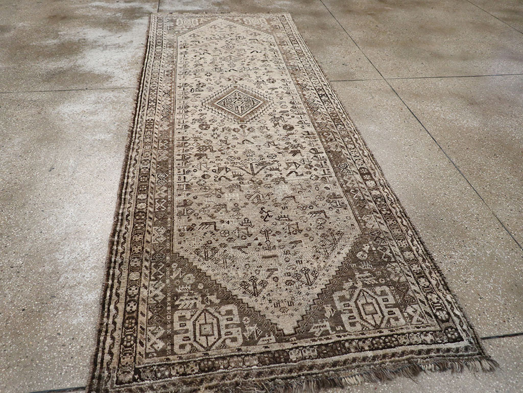 Vintage Persian Shiraz Gallery Rug, No.32231 - Gsblank