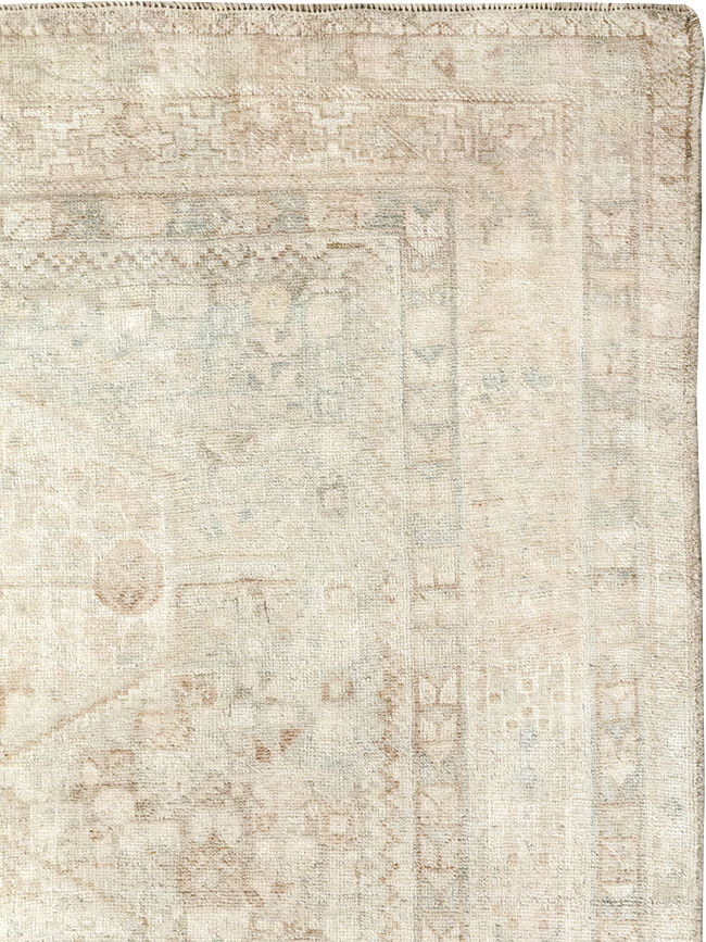 Vintage Persian Shiraz Accent Rug, No.32598 - Gsblank