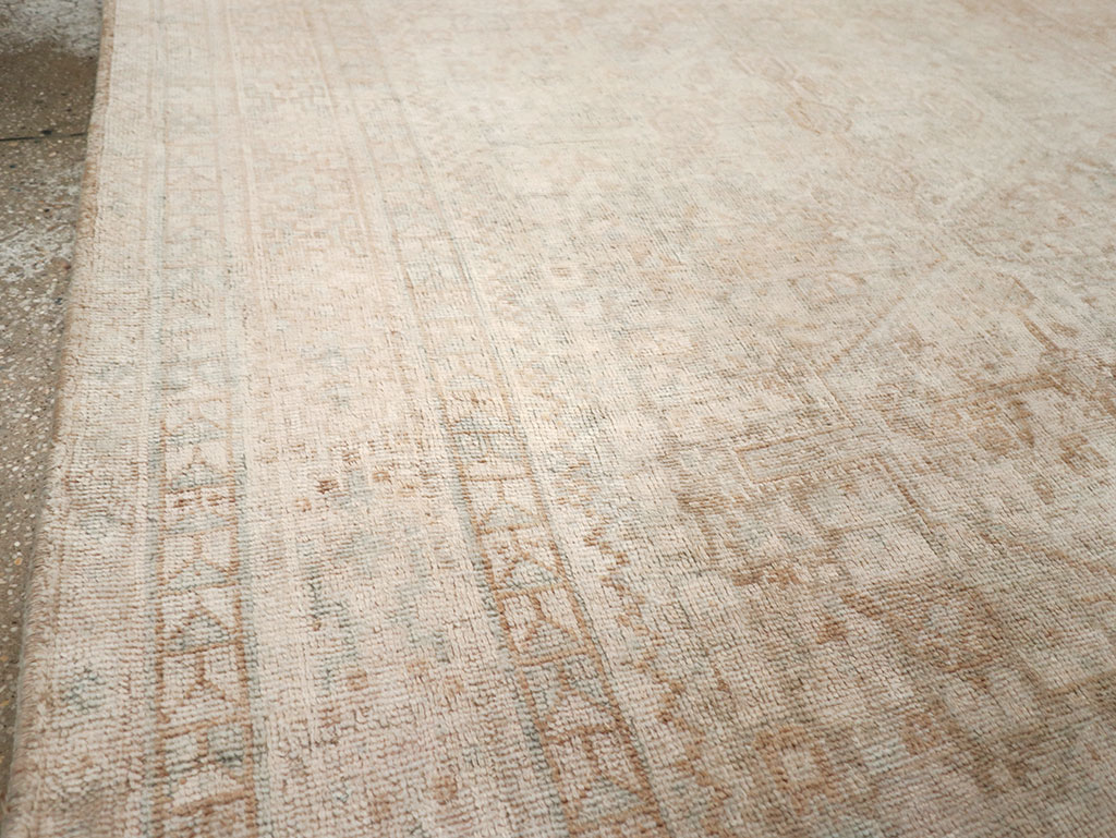 Vintage Persian Shiraz Accent Rug, No.32598 - Gsblank