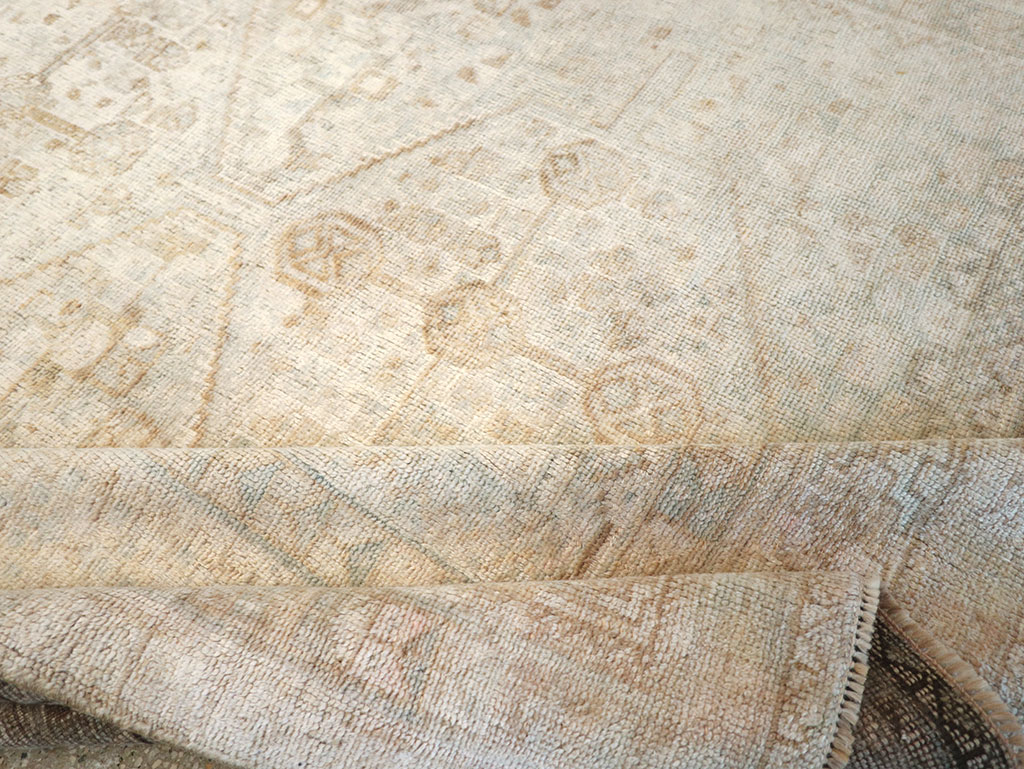 Vintage Persian Shiraz Accent Rug, No.32598 - Gsblank