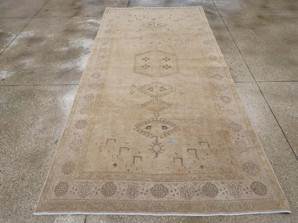 Vintage Persian Veece Accent Carpet, No.32904 - Gsblank