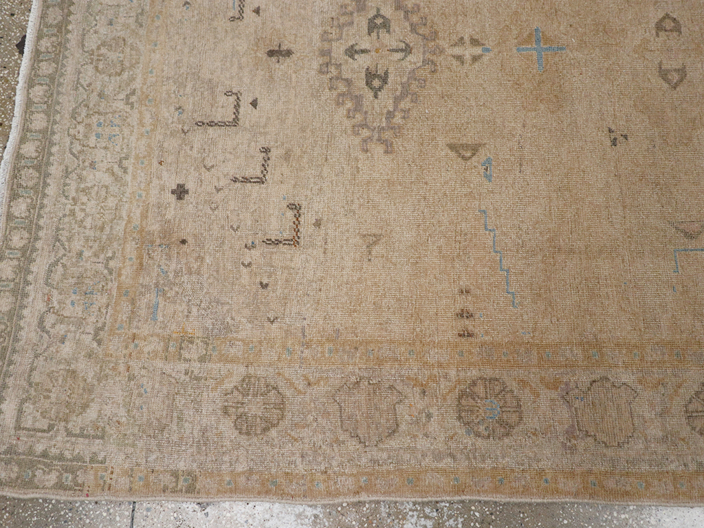 Vintage Persian Veece Accent Carpet, No.32904 - Gsblank