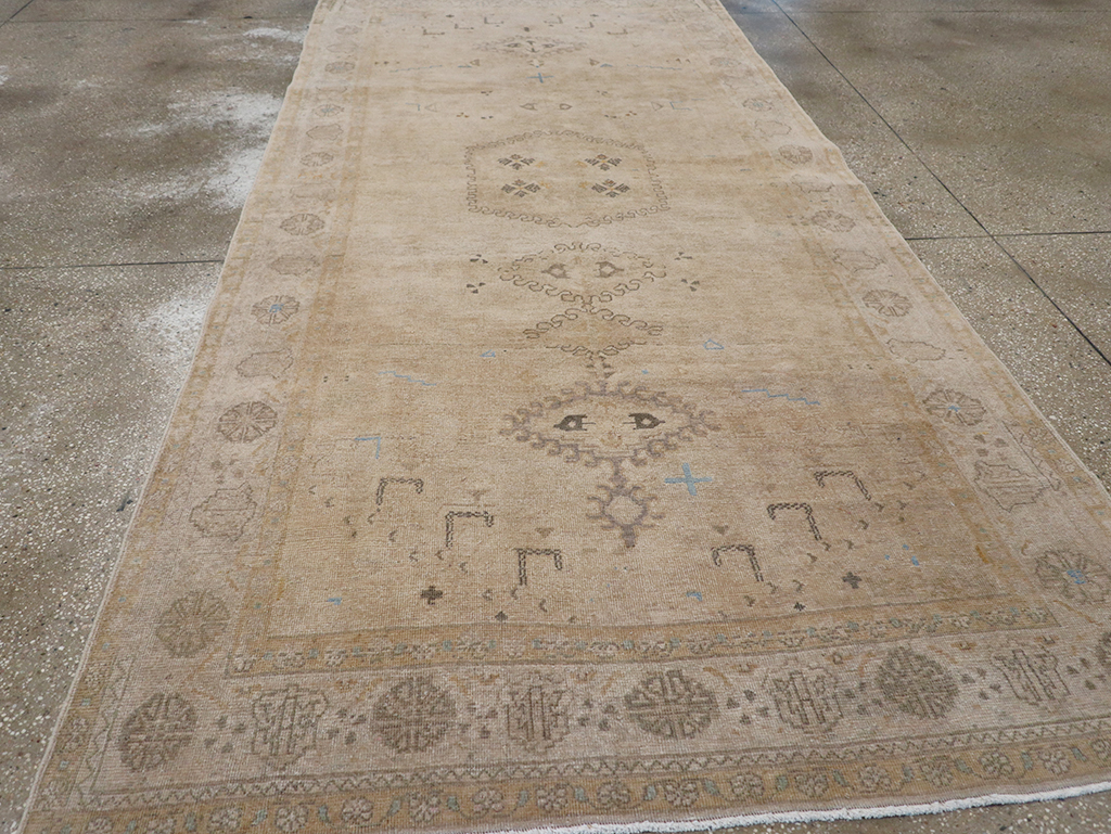 Vintage Persian Veece Accent Carpet, No.32904 - Gsblank