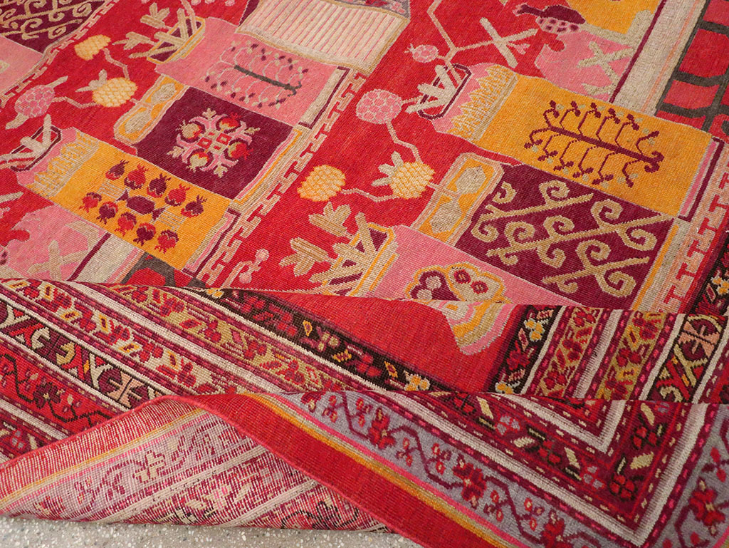 Antique East Turkestan Pictorial Vase Khotan Room Size Carpet, No.32926 - Gsblank