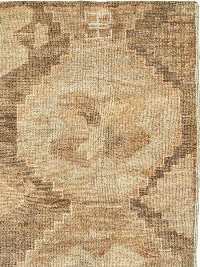 Vintage Turkish Anatolian Accent Rug, No.32973 - Gsblank