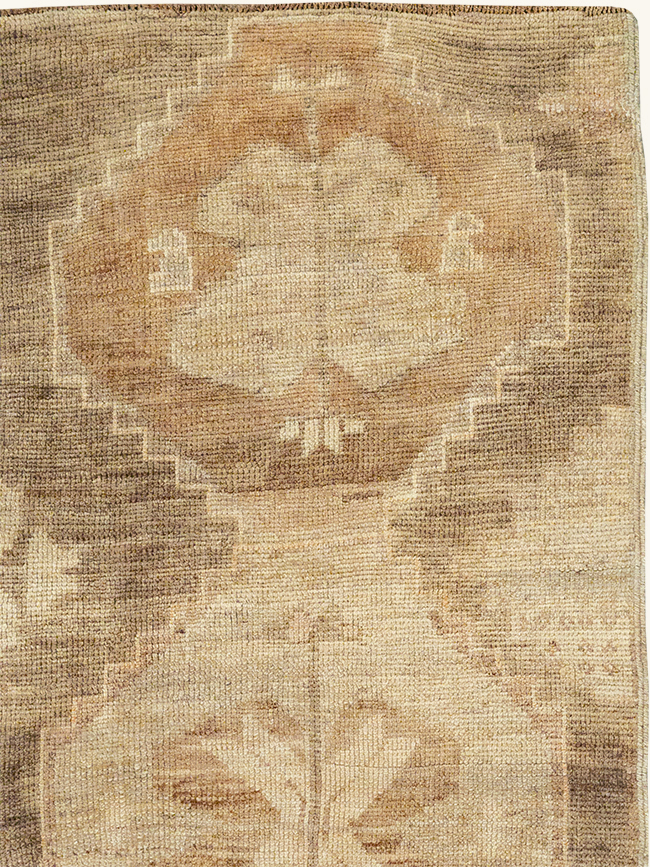 Vintage Turkish Anatolian Accent Rug, No.32973 - Gsblank