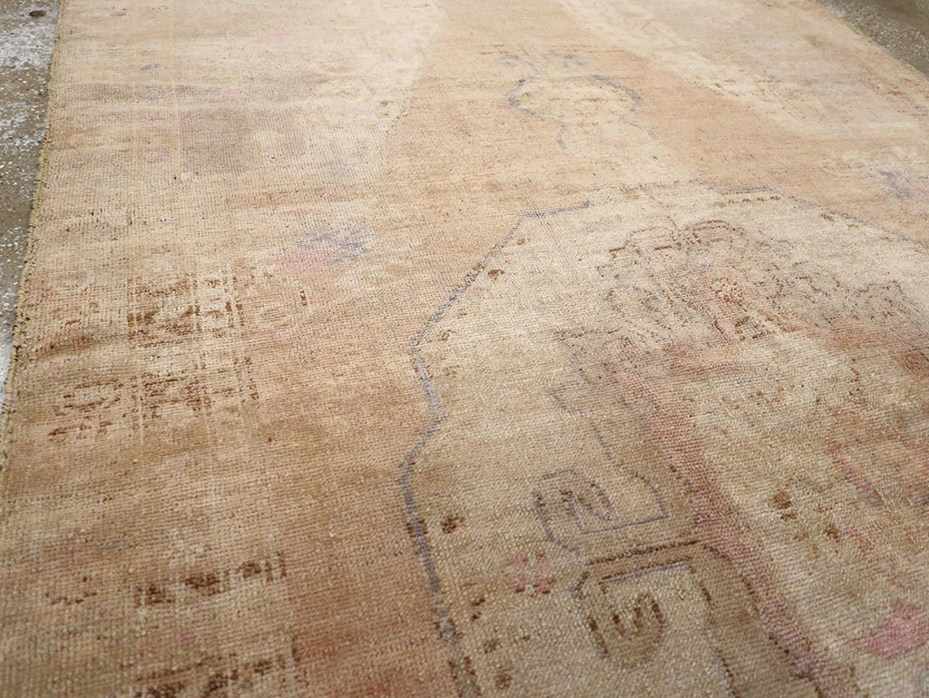 Vintage Turkish Anatolian Accent Rug, No.32977 - Gsblank