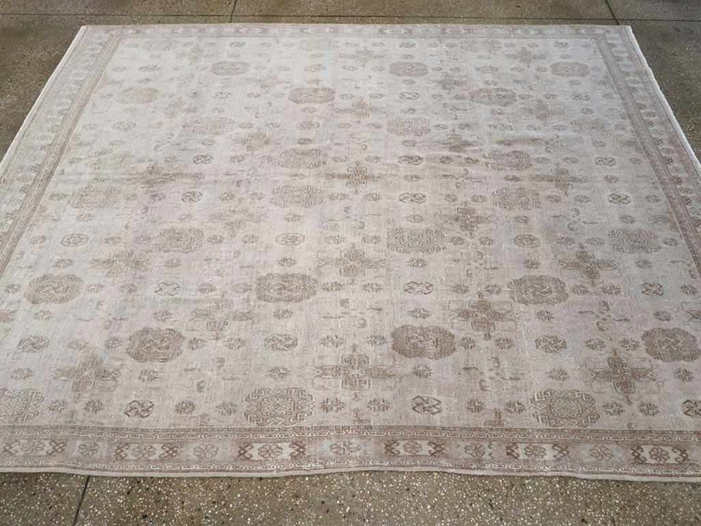 Vintage Turkish Anatolian Accent Rug, No.33246 - Gsblank