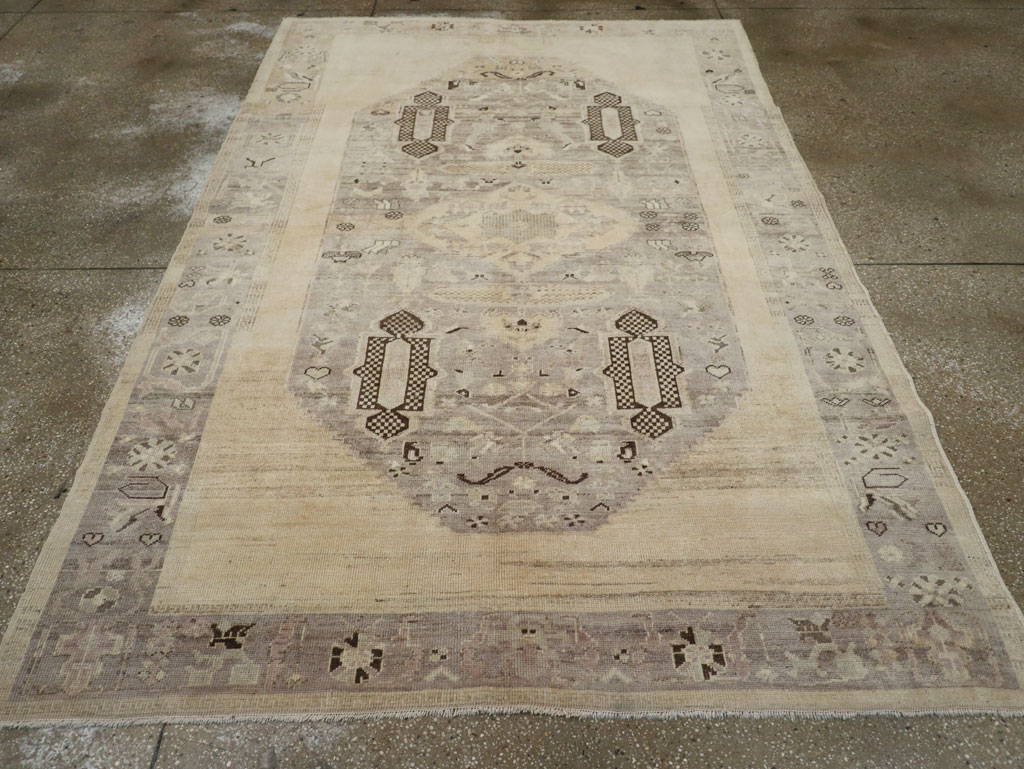 Vintage Turkish Anatolian Accent Rug, No.33488 - Gsblank