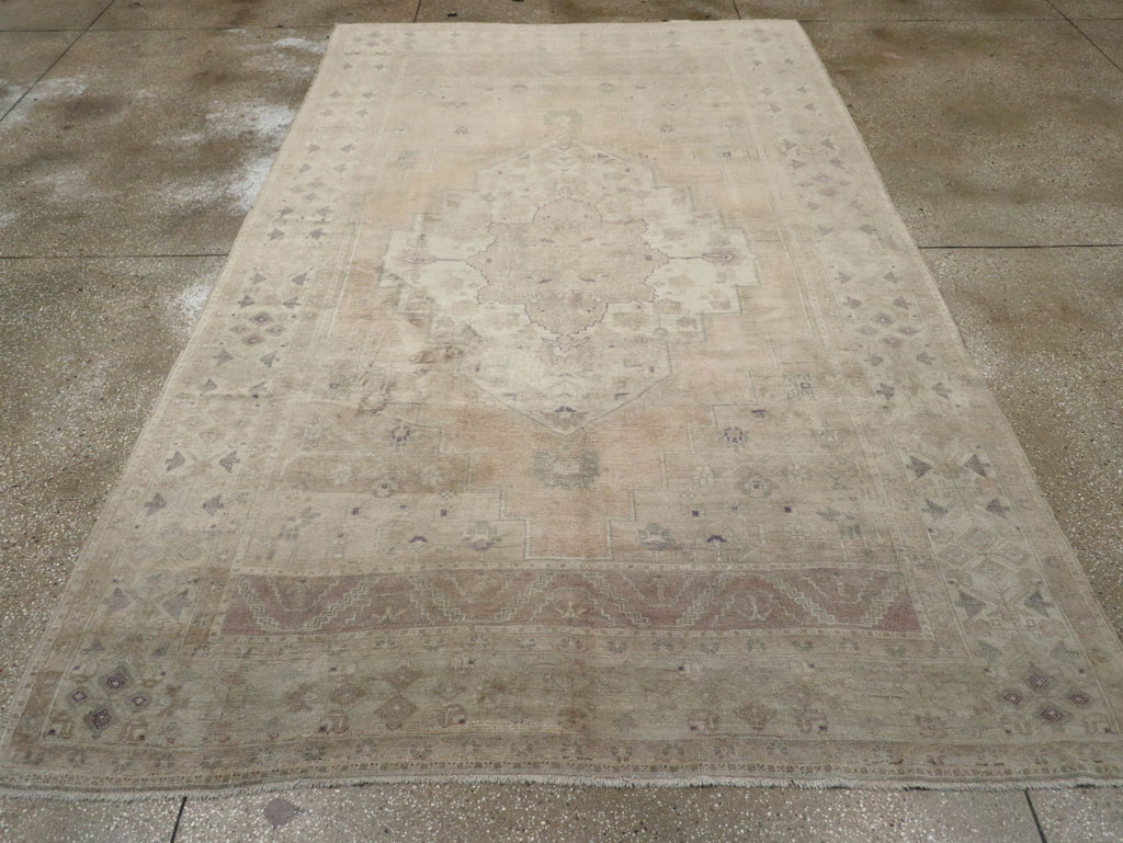 Vintage Turkish Anatolian Accent Carpet, No.33490 - Gsblank