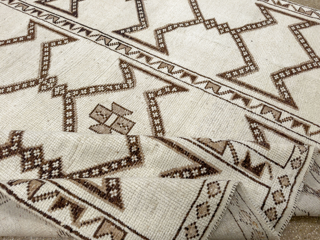 Vintage Turkish Anatolian Room Size Carpet, No.33672 - Gsblank