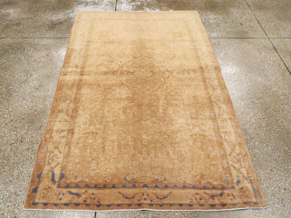 An Agra Rug, No.9594 - Gsblank