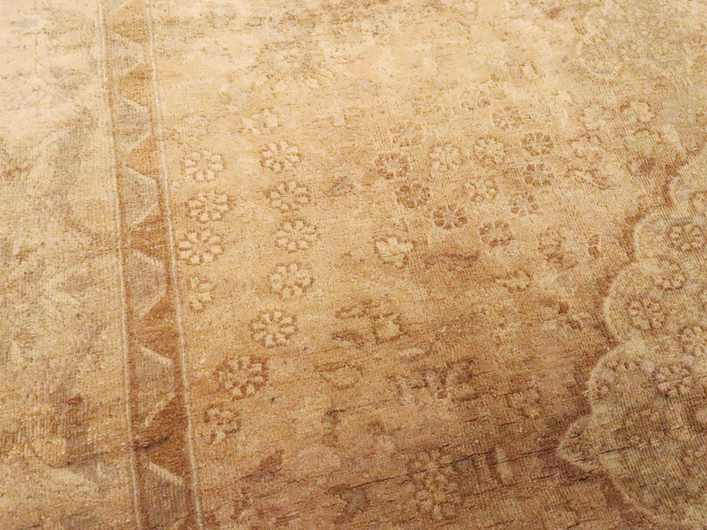 An Agra Rug, No.9594 - Gsblank